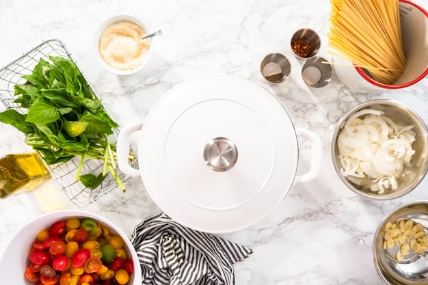 Kolacja przy świecach z talerzami